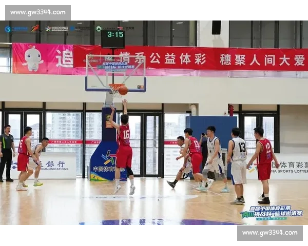 沈阳篮球赛激烈开战 球员全力拼搏展现激情与实力